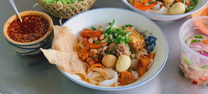 mi quang (turmeric noodles)