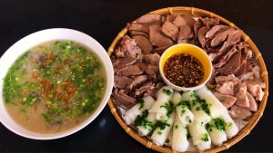 rice noodle rolls with pork (bánh hỏi cháo lòng)